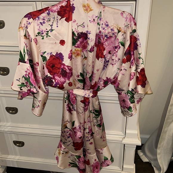 Floral Victoria Secret robe - Picture 7 of 7